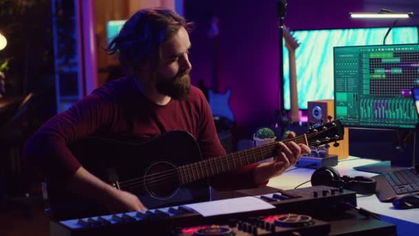 Kytara Učitel Nahrávání Line Hudební Lekce Smartphone Zobrazování Hudební List — Stock video