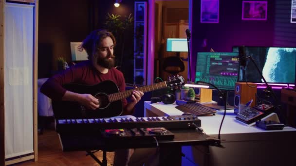 Producteur Musique Accordant Guitare Acoustique Avant Jouer Instrument Enregistrer Mixer — Video