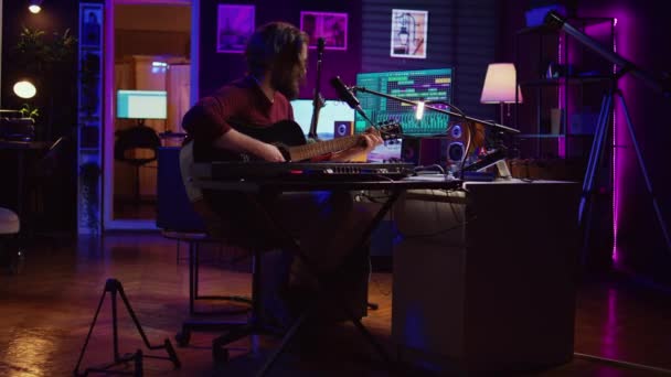 Muziekproducer Zingt Liedjes Speelt Akoestische Gitaar Werkt Zijn Persoonlijke Thuisstudio — Stockvideo