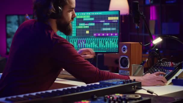 Geluidstechnicus Werkt Met Opnameapparatuur Houdt Toezicht Audioprestaties Perfecte Noten Garanderen — Stockvideo