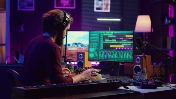 Hudební Technik Provozuje Nahrávací Zařízení Domácím Studiu Pracuje Mixážními Konzolemi — Stock video