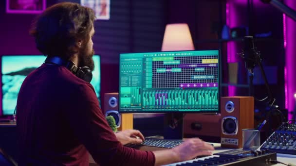 Audio Inženýr Pracující Domácím Hudebním Studiu Dow Software Ekvalizér Mixážní — Stock video