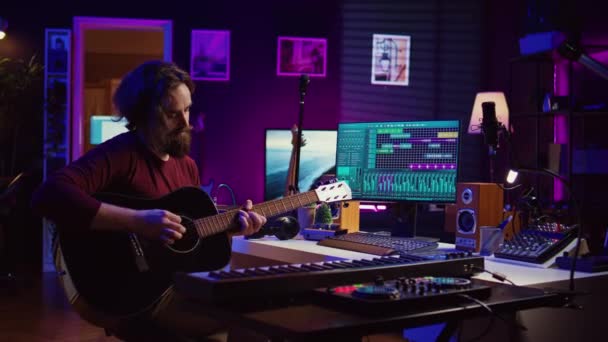 아티스트가 기타를 연주하고 Daw 소프트웨어 인터페이스를 사용하여 컴퓨터 화면에서 마스터링 — 비디오