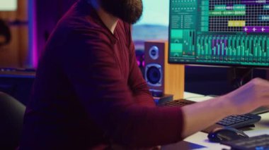 Müzik yapımcısı, kayıt edilen şarkıları kurgu ve zaman dizimi ile post prodüksiyona girer. Müzisyen, melodileri manipüle etmek ve ses efektleri eklemek için dijital ses çalışma istasyonlarını kullanıyor. Kamera A.