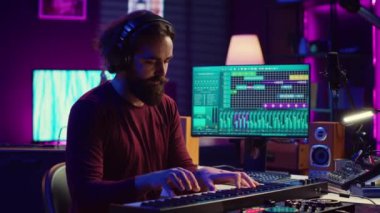 Yeni şarkılar üretmek için daw yazılım arayüzünü kullanarak piyano klavyesi çalan ve ana oturum için ses kaydeden sanatçı. Müzik yapımcısı Midi Control ile beste yapıyor. Kamera A.