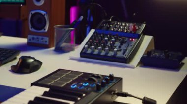 Müziği elektronik modern ekipmanlarla kaydedebilmek ve karıştırabilmek için kullanılan boş ev stüdyosu, kontrol paneli ses paneli ve mikser konsolu ile ses müzikleri yaratmak için kullanılıyor. Sinyal işleniyor. Kamera A.