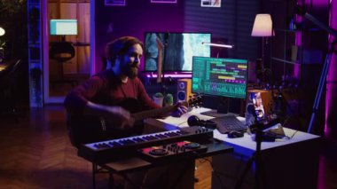 Yetenekli müzisyenler çevrimiçi akustik gitar çalmayı öğreterek, müzik enstrümanına yardım etmek için internet eğitimi yaratıyor. Artist söz yazarı akorları ve notaları açıklıyor. Kamera B.