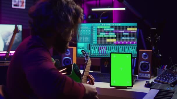 Zvukový Technik Praktikuje Hraní Akustickou Kytaru Pomocí Výuky App Tutorial — Stock video