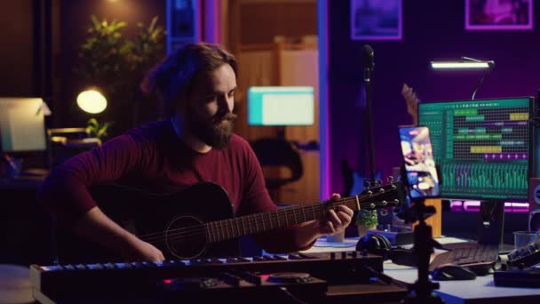 Kvalifikovaný Hudebník Učí Jak Hrát Akustickou Kytaru Line Vytváří Internetový — Stock video