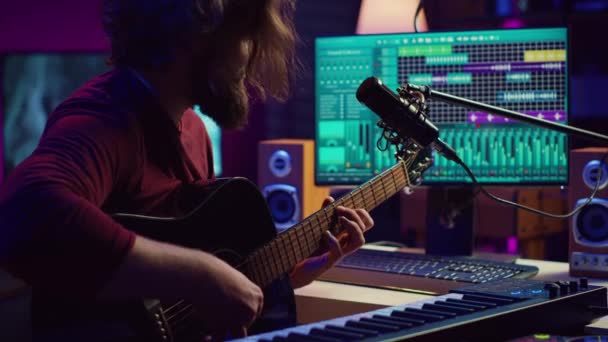 Artista Compondo Uma Música Com Sua Guitarra Acústica Estúdio Casa — Vídeo de Stock