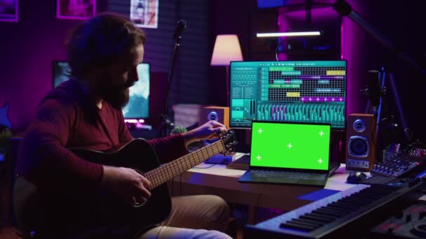 Muzyk Uczy Się Grać Nowym Instrumencie Akustycznym Swoim Domowym Studio — Wideo stockowe