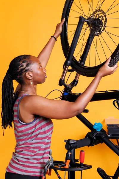 Sarı Arka Planda Aktif Genç Bayan Her Yıl Bisiklet Lastiğinin — Stok fotoğraf