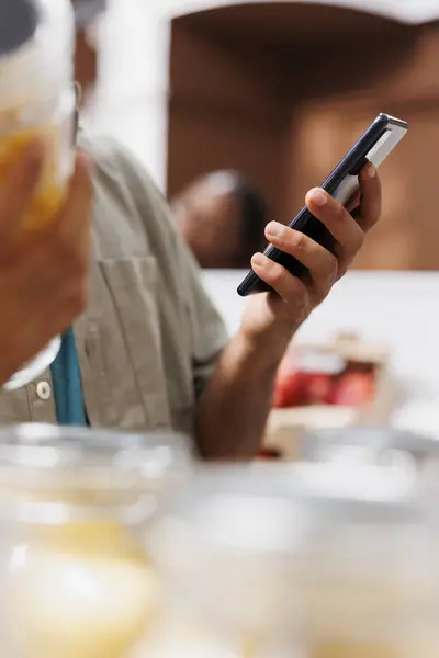 Erkek Müşteri Modern Süpermarkette Cep Telefonunu Kullanarak Fiyatları Karşılaştırır Çevre — Stok fotoğraf