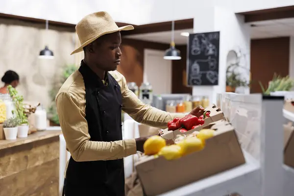 Majitel Obchodu Zajišťuje Místní Ovoce Zeleninu Moderním Obchodě Potravinami Obchod — Stock fotografie