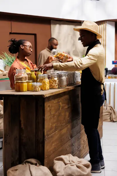 Afro Amerikaanse Eco Winkelier Uitleggen Van Lokale Biologische Fruit Groenten — Stockfoto