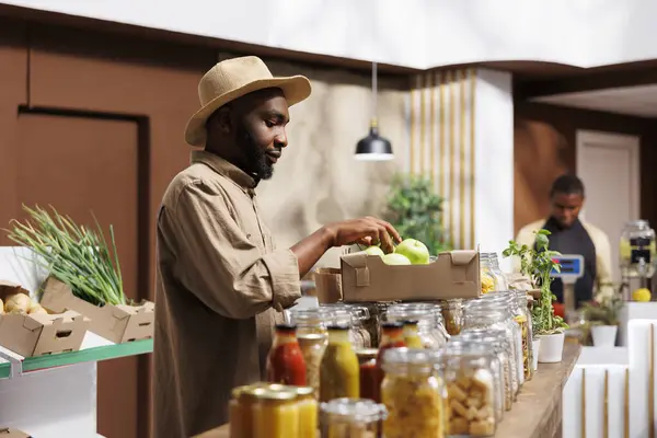 Афроамериканец Собирает Свежие Фрукты Овощи Восхищается Органическими Экологичными Продуктами Рынок — стоковое фото