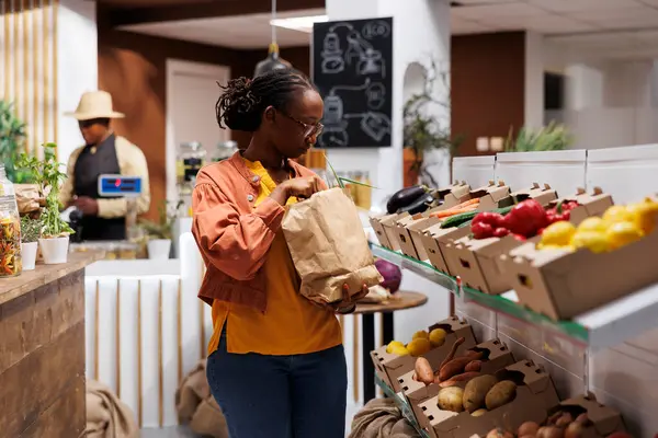 Afroameričanka Zkoumá Moderní Ekologický Obchod Potravinami Kde Prohlíží Celou Řadu — Stock fotografie