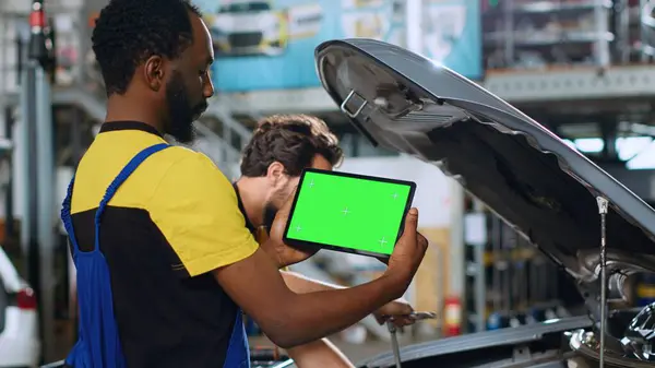 Mechaniker Mit Green Screen Tablet Autoservice Sich Eine Anleitung Anzusehen — Stockfoto