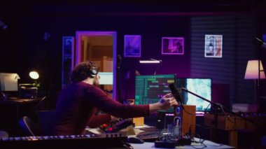 Soundtrack yapımcısı, ses ayarlarını değiştirirken USB çubuğu kullanarak ek sesleri ses dosyalarına yerleştirir ve karıştırır. Sanatçı piyano çalar ve bir karıştırma konsolu ve ses tıkaçları kullanır. Kamera B.