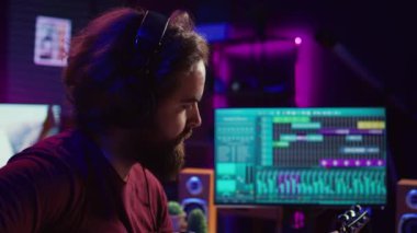 Profesyonel söz yazarı gitar çalıyor ve şarkıları karıştırmak ve ustalaştırmak için ses panosunu kullanıyor. Yapımcı, kayıt stüdyosunda ses ekipmanlarıyla bir şarkı besteleyecek, eşitleme araçları. Kamera B.