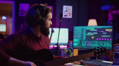 Evde kayıt stüdyosunda elektronik piyano klavyesinde şarkı besteleyen genç bir sanatçı. MIDI kontrolörünü oynayan ses mühendisi, bir soundtrack, ses tahtası araçları üzerinde çalışıyor. Kamera B.