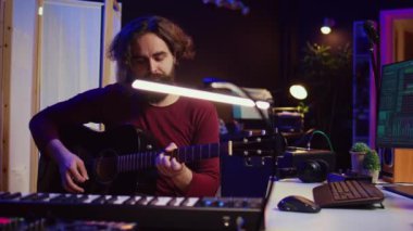Dave 'in stüdyosunda çalışan sanatçı konsol ve ses panosu, ses mühendisliği üzerine yeni müzik kaydediyor. Gitarda çalan ve sesi ayarlayan bir müzisyen. Kamera B.