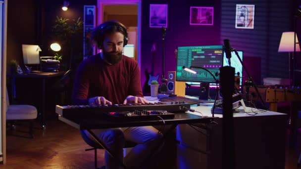 Yeni Şarkılar Üretmek Için Daw Yazılım Arayüzünü Kullanarak Piyano Klavyesi — Stok video