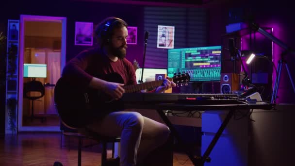 Songwriter Musiker Spielt Gitarre Und Elektronisches Piano Keyboard Heimstudio Nimmt — Stockvideo