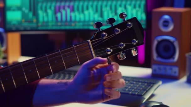 Artista Musical Afinando Sua Guitarra Torcendo Botões Preparando Para Tocar — Vídeo de Stock