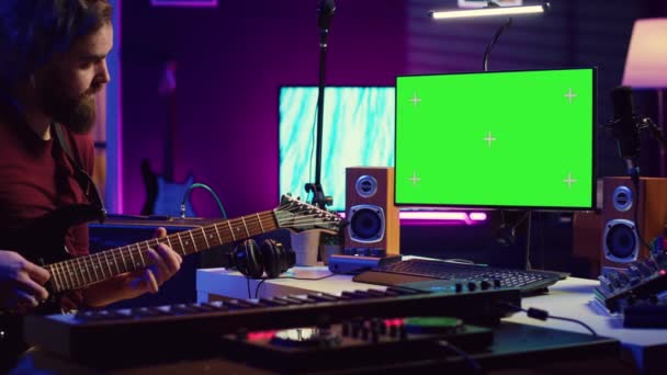 Muž Zpěvák Učí Hrát Novou Píseň Akustickou Kytaru Pomocí Zelené — Stock video