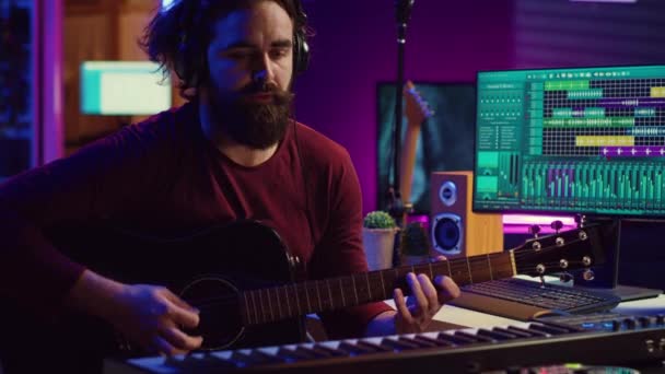 Kompozytor Muzyczny Nagrywa Utwory Gitarowe Dodaje Dźwięki Klawiszy Fortepianu Tworząc — Wideo stockowe