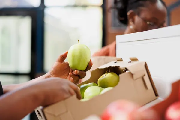 Nahaufnahme Eines Verkäufers Der Bio Pestizidfreie Grüne Äpfel Aus Der — Stockfoto
