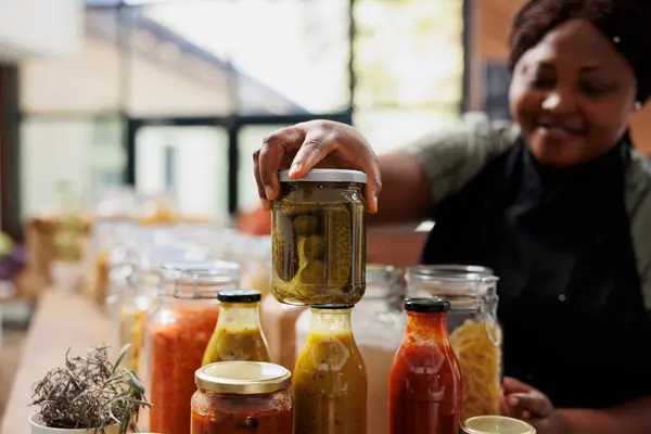 Afrikalı Amerikalı Esnaf Onun Sıfır Atık Gıda Pazarında Cam Kavanozlardan — Stok fotoğraf
