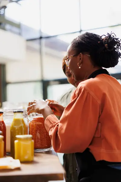 African American Vendor Store Offers Advice Serves Her Customers Freshly — Stock Photo, Image