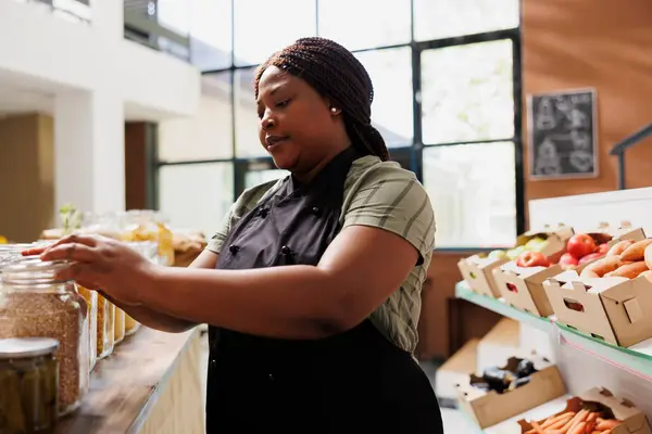 Junge Afroamerikanische Kauffrau Einem Kleinen Nachhaltigen Laden Der Umweltbewussten Kunden — Stockfoto