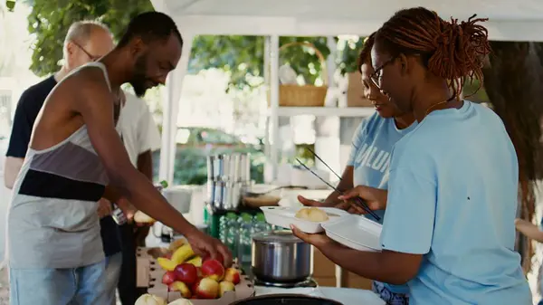 Der Outdoor Food Bank Geben Multiethnische Freiwillige Obdachlose Kostenlos Essen — Stockfoto