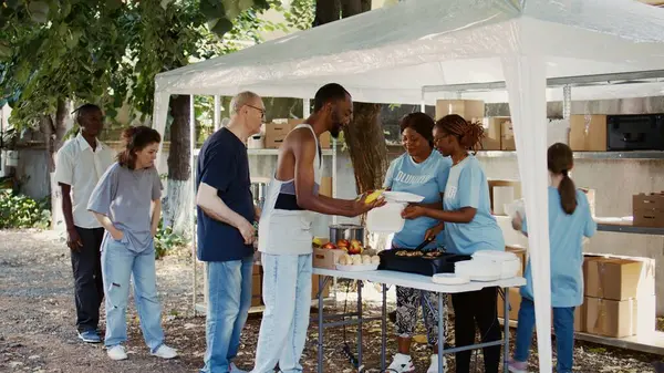 Добровольцы Помогают Менее Удачливым Продовольственном Банке Пожертвования Питание Распространяются Волонтерами — стоковое фото