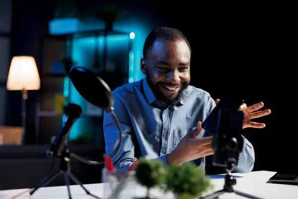 Africká Americká Internetová Show Hostitel Pomocí Smartphone Kamery Filmovat Obsah — Stock fotografie