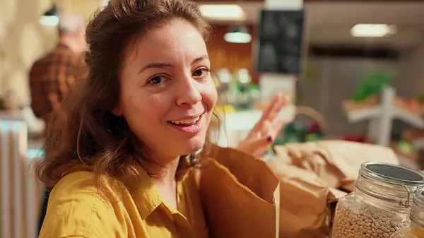 Film Wanita Vlog Memuji Permata Tersembunyi Eco Ramah Lingkungan Supermarket — Stok Foto