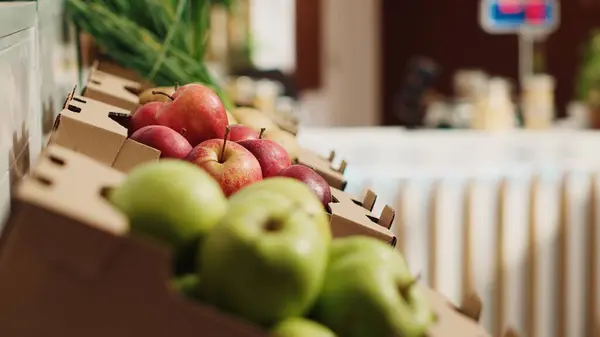 近距离拍摄农民市场货架上的天然水果和蔬菜 对环境负责的零废物超级市场新近收获的无添加剂食品 — 图库照片