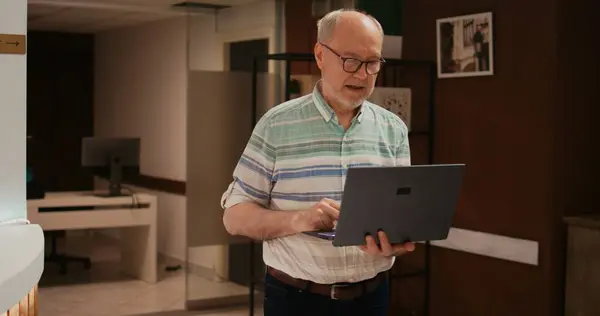 Older Person Searching Places Visit Laptop Using Wireless Connection Hotel — Stock Photo, Image