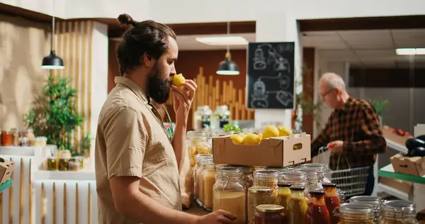 Hombre Tienda Residuos Cero Comprando Frutas Sintiendo Fiebre Dopamina Mientras —  Fotos de Stock