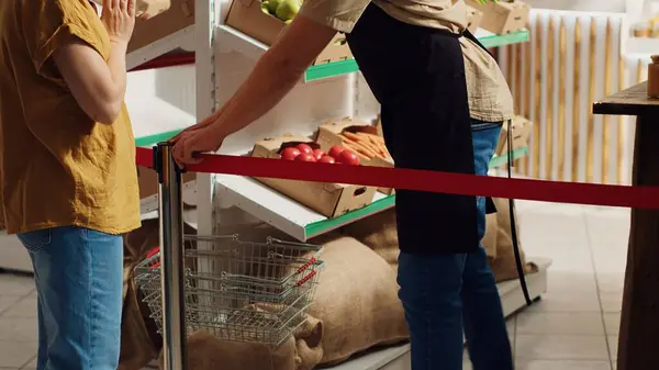 Vendedor Saluda Los Primeros Clientes Supermercado Residuos Cero Recién Abierto — Foto de Stock