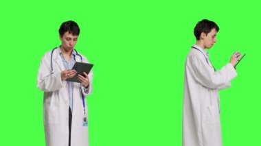 Sağlık uzmanı internet üzerinden kredi kartıyla bir şey satın alıyor, kadın internetten sipariş veriyor ve elektronik ve ticari işlemlerle ödeme yapıyor. Doktor tabletten bir şeyler alıyor. Kamera B.