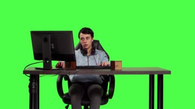 Bilgisayarda bilgisayar başında bilgisayar oyunu oynayan genç bir kadın yeşil perde arkaplanına karşı oynayarak küresel e-spor şampiyonluğunu kazandı. Oyuncu zaferinden memnun ve mutlu. Kamera B.