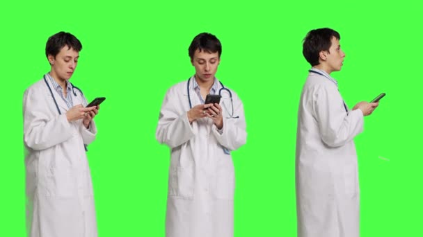 Médico Navegando Aplicativos Mídia Social Para Pessoas Texto Está Contra — Vídeo de Stock