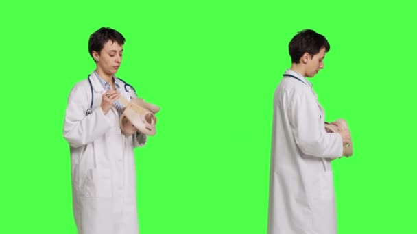 Fizikoterápiás Orvos Egy Nyaki Orvosi Habot Mutat Hogy Segítsen Csonttörést — Stock videók