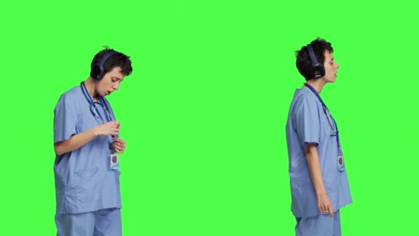 Enfermera Alegre Cantando Bailando Con Auriculares Inalámbricos Escuchando Canciones Modernas — Vídeo de stock
