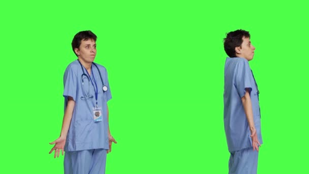 Медичний Асистент Стискається Робить Знаю Знака Студії Діючи Безглуздо Невизначено — стокове відео