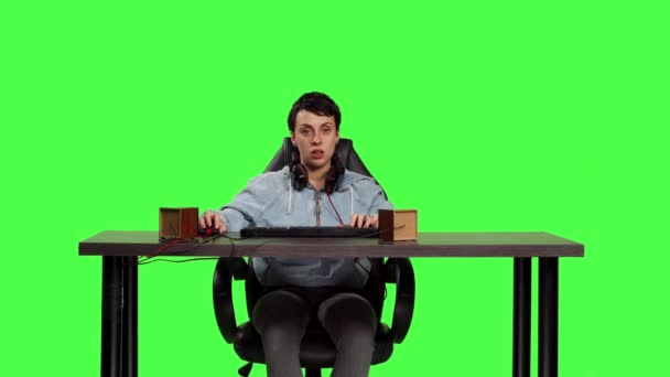 Bilgisayarda Şampiyonluğu Kaybettikten Sonra Yeşil Perde Arkaplanına Karşı Masada Oturan — Stok video